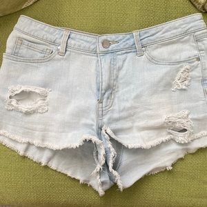 barely worn🚨light wash denim shorts! So comfy & flattering(: